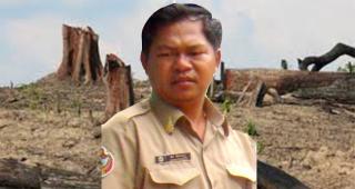 លោក យ៉ាន់ស៊ីវ័ត នាយសង្កាត់រដ្ឋបាលព្រៃឈើស្រុកស្វាយលើ កំពុងបើកដៃអោយក្រុមឈ្មួញដឹកឈើតាមរថយន្តសាន់យ៉ុង គោយន្តកន្រ្តៃ និងរទេះគោ ខុសច្បាប់ឆ្លងកាត់យ៉ាងអាណាធិប្បតេយ្យ!
