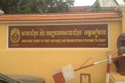 ពលរដ្ឋ និងយុវជនរាប់រយនាក់ ឈរឃ្លាំមើលនៅមុខតុលាការខេត្តសៀមរាប