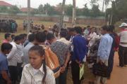 ពលរដ្ឋ និងយុវជនរាប់រយនាក់ ឈរឃ្លាំមើលនៅមុខតុលាការខេត្តសៀមរាប