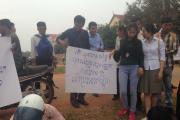 ពលរដ្ឋ និងយុវជនរាប់រយនាក់ ឈរឃ្លាំមើលនៅមុខតុលាការខេត្តសៀមរាប