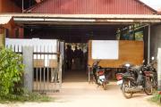 ពលរដ្ឋសង្កាត់ជ្រាវកំពុងពិនិត្យក្បាលដី