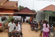 ប្រជាពលរដ្ឋកំពុងពិនិត្យក្បាលដីនៅសង្កាត់ជ្រាវ