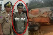លោកផ្កាយ៤ ឈរក្បែរលោក យិនថាវ ថៅកែឈើថ្ងៃបំពាក់សក្តិ
