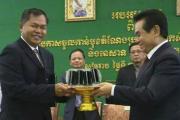 ពលរដ្ឋ​រិះគន់ថា លោកទាគឹមសុទ្ធមិន​មែន​ទទួល​ត្រាទេ គឺទទួលគ្រាប់កាំភ្លើងបានជាពូកែបាញ់